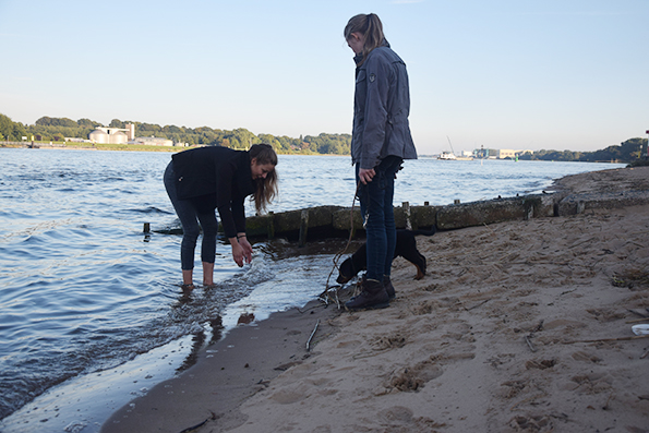 Lara versucht alles.