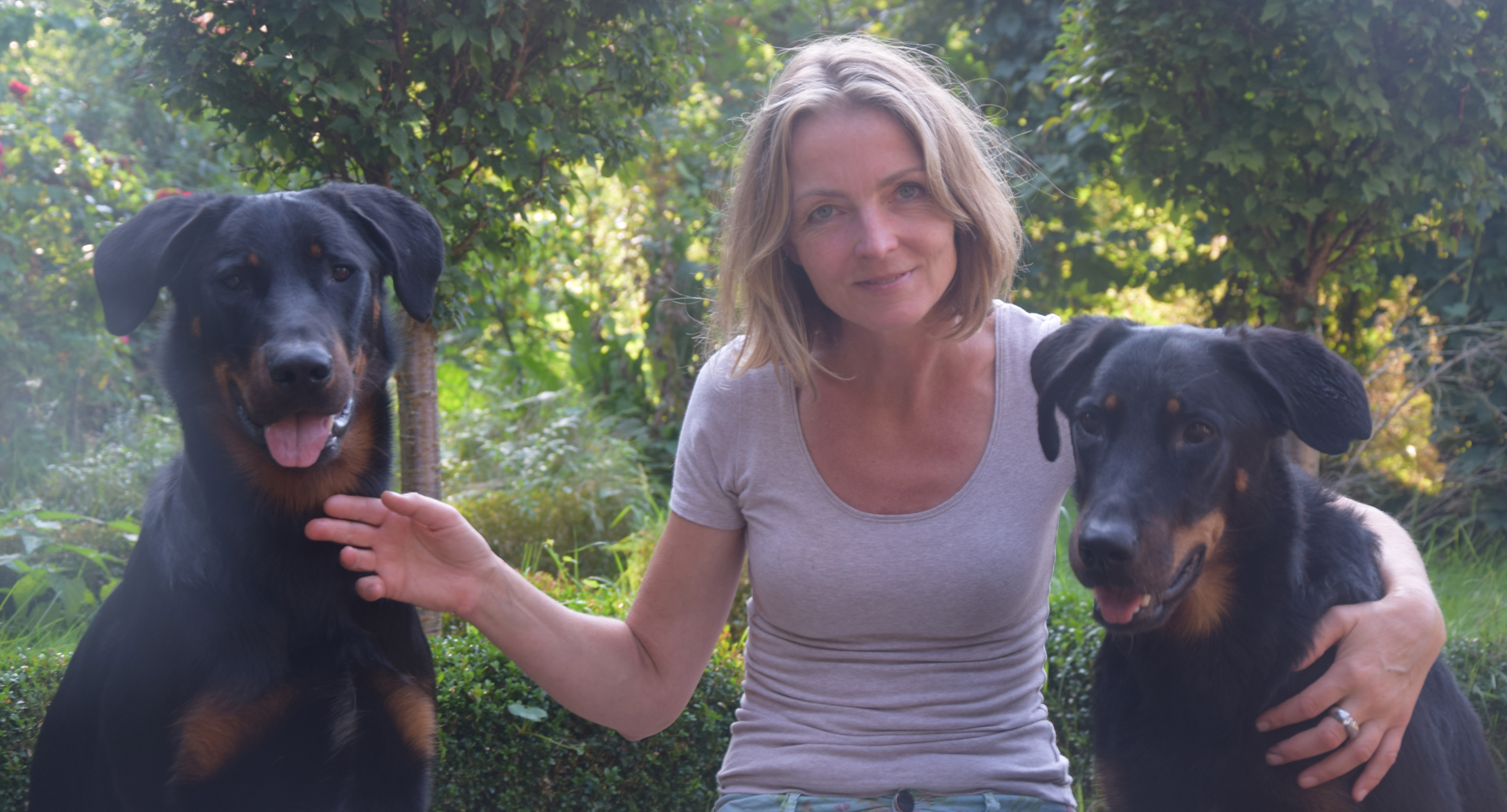 2 Beauceron mit Hundetrainerin