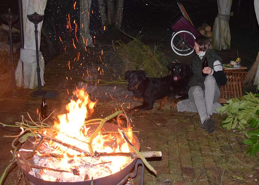 Osterfeuer im kleinen Stil.