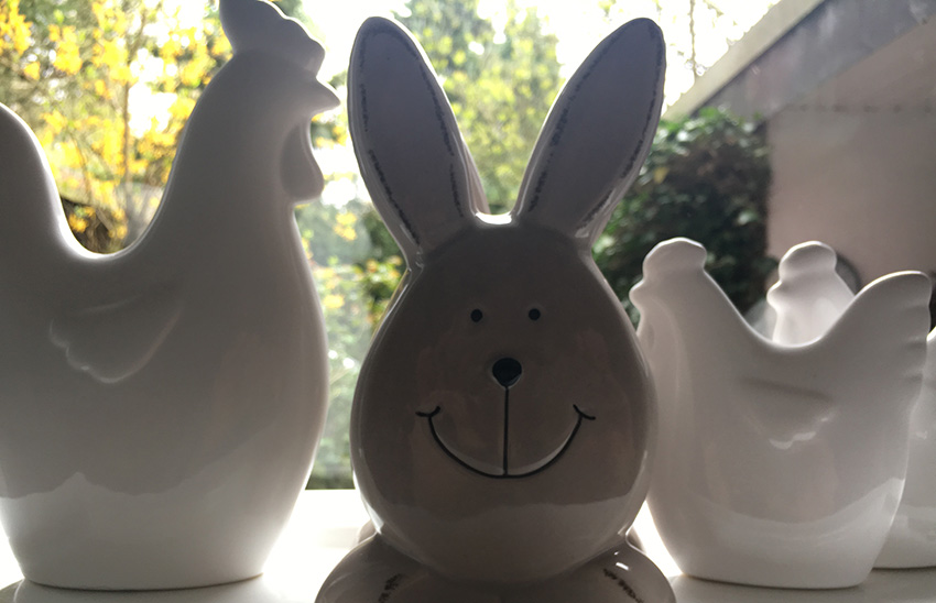 Osterhase mit Porzelanhühnern