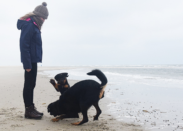 Tipo spielt mit seiner Mutter.