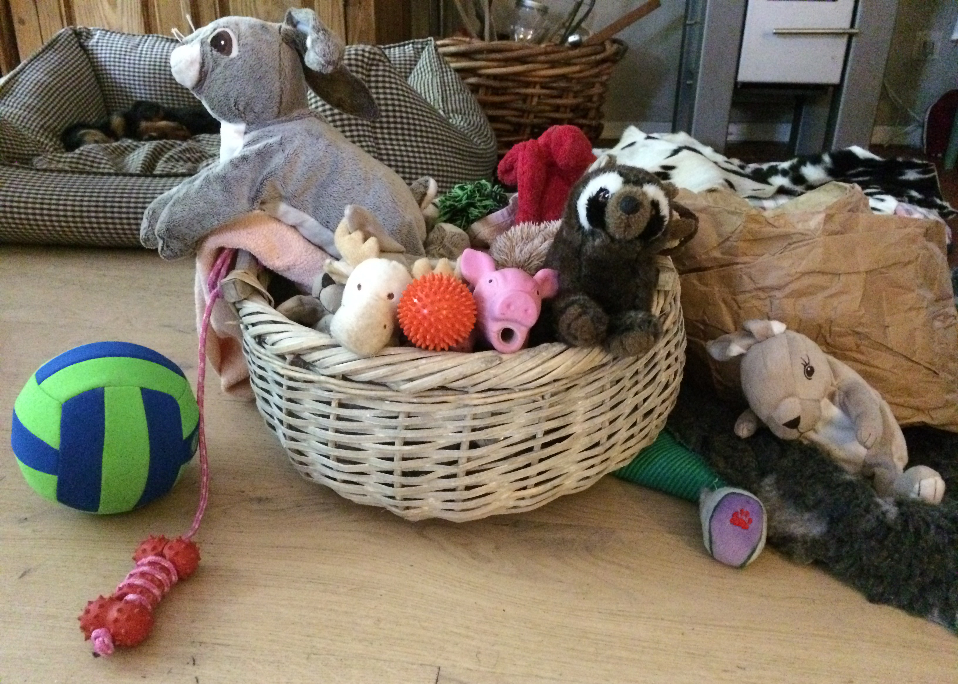 Alle Spielsachen in einem Korb