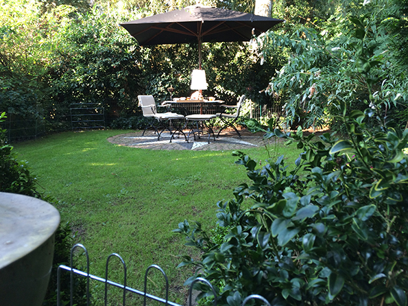 Wir sitzen schon abgezäunten Garten.