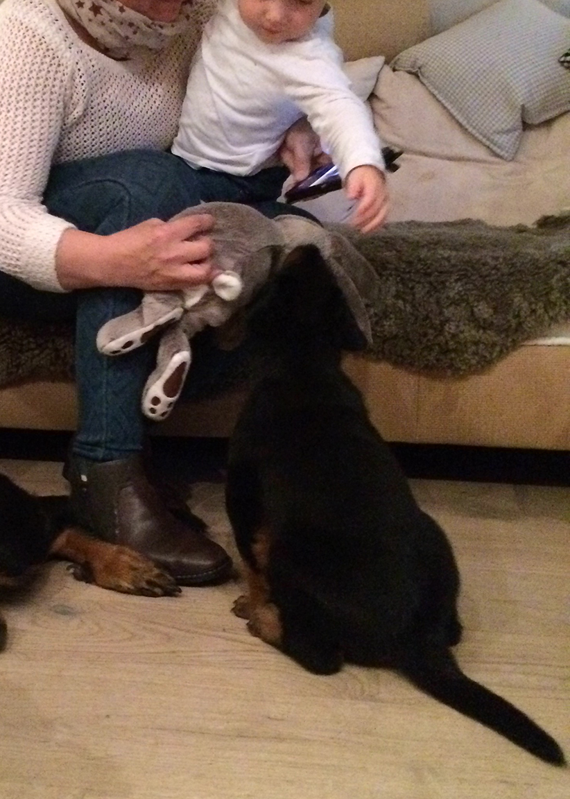 tipo sitzt vor Mutter und Kind