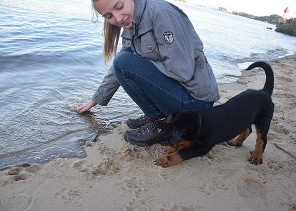 Tipo lernt Wasser kennen.