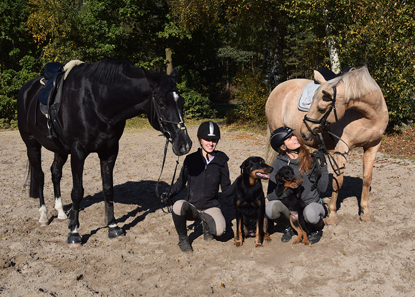 Jule und Lara zusammen mit unseren Tieren.